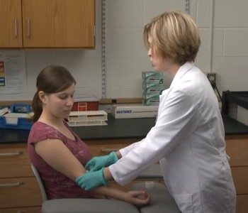 Лечение зависимости от аптечных препаратов в Лосино-Петровском Врач делает инъекцию пациентке