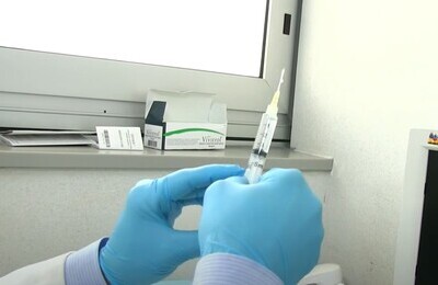 Проведение кодирования Вивитролом в Лосино-Петровском Шприц с Вивитролом в руках у врача